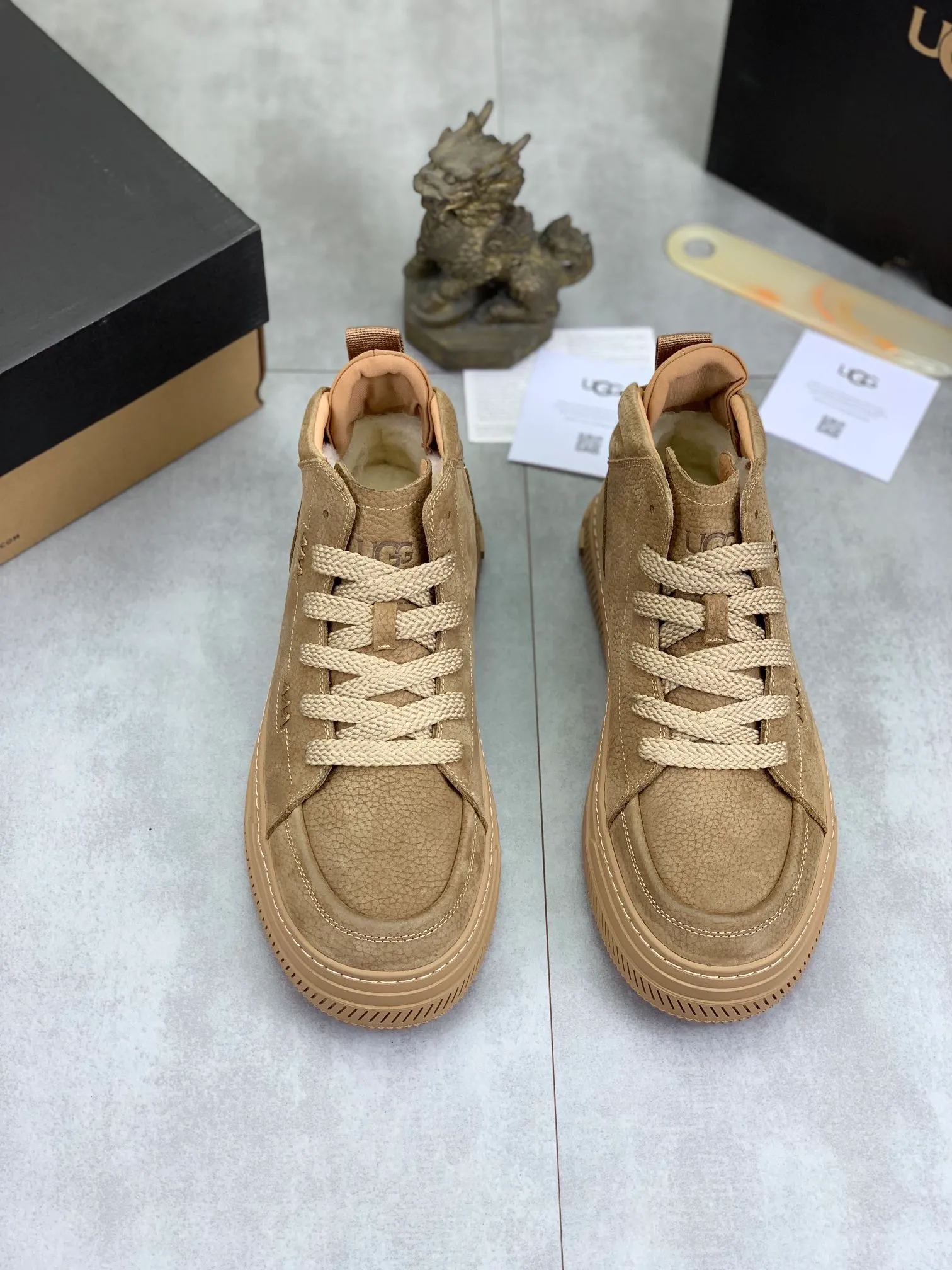Men's Men's Shoes P620 [New Style] 💰 🆘 "Real Wool" [UGG] 👉 Popular men's shoes official website synchronization 🔰 Genuine quality [proud] is not comparable to the imitations in the general market 🌀 The upper is imported Italian frosted cowhide, and the lining: foot pad 🅰️ grade 🐑 real wool 👻 Only Grade A can show the effect The hand feels smooth and delicate 🔱The shoe shape is grand, only genuine factories can achieve it 🎄The perfect toughness of the original outsole 👻⬛️ allows customers to bid farewell to one-time consumption. Real wool lining, super warm. 4⃣️Color options available Size: 38-44